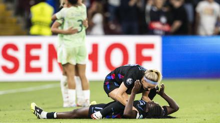 Chloe Kelly (oben) und Michelle Agyemang haben den K.-o.-im Halbfinale gegen Italien abgewendet.