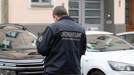 Für eine gründliche Kontrolle von Parkverstößen braucht es ausreichend Mitarbeiter in den Ordnungsämtern. (Archivfoto)