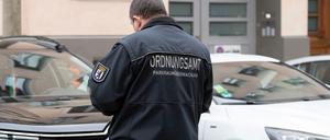 Für eine gründliche Kontrolle von Parkverstößen braucht es ausreichend Mitarbeiter in den Ordnungsämtern. (Archivfoto)