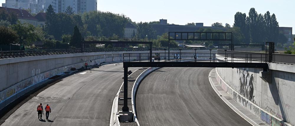 Am Wochenende kommt es zu einer Sperrung der A100 am Dreieck Neukölln. (Archivbild)