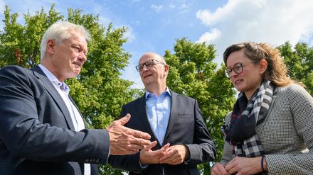 Alois Rainer (l, CSU), Bundesminister für Landwirtschaft, Ernährung und Heimat, unterhält sich mit Dietmar Woidke (SPD), Ministerpräsident von Brandenburg und Hanka Mittelstädt (SPD), Ministerin für Land- und Ernährungswirtschaft, Umwelt und Verbraucherschutz in Brandenburg, bei seinem Besuch beim Demeter-Betrieb Ökodorf Brodowin GmbH. 