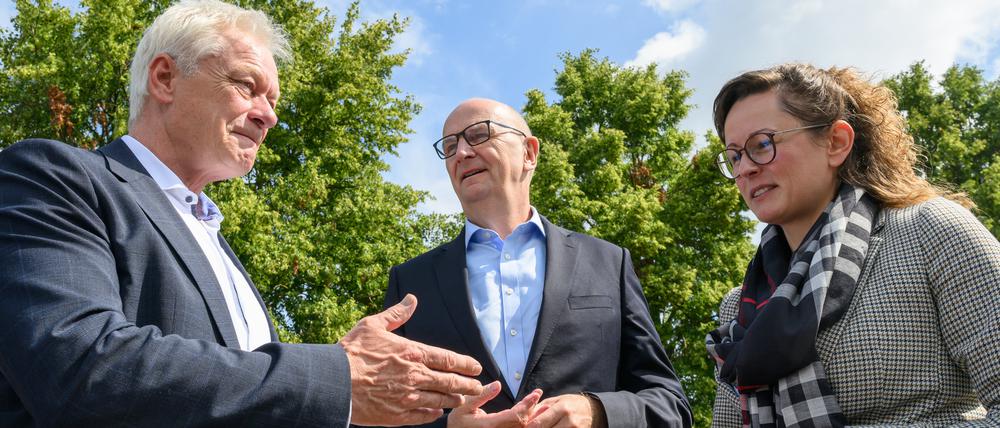 Alois Rainer (l, CSU), Bundesminister für Landwirtschaft, Ernährung und Heimat, unterhält sich mit Dietmar Woidke (SPD), Ministerpräsident von Brandenburg und Hanka Mittelstädt (SPD), Ministerin für Land- und Ernährungswirtschaft, Umwelt und Verbraucherschutz in Brandenburg, bei seinem Besuch beim Demeter-Betrieb Ökodorf Brodowin GmbH. 