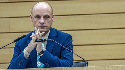 Daniel Born, Vizepräsident des Landtags von Baden-Württemberg, ist im Oktober 2024 in einer Plenarsitzung zu sehen.