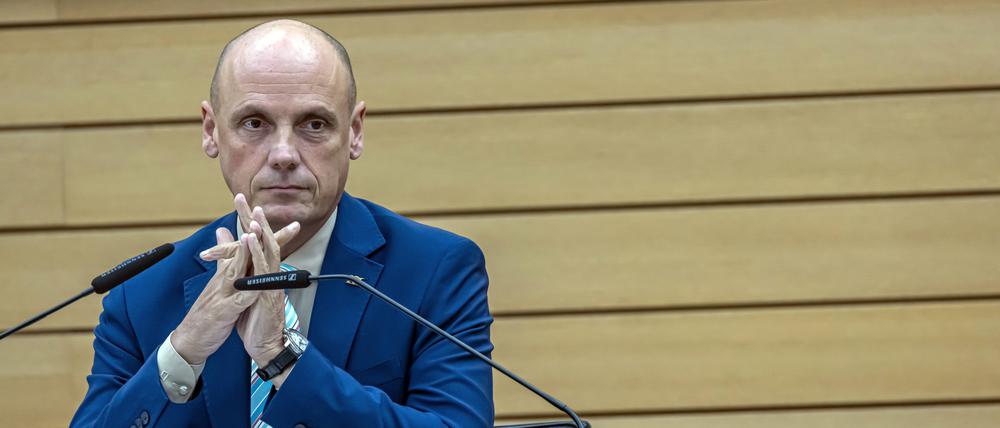 Daniel Born, Vizepräsident des Landtags von Baden-Württemberg, ist im Oktober 2024 in einer Plenarsitzung zu sehen.