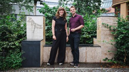 Kerstin Wolter und Maximilian Schirmer, Doppelspitze Die Linke Landesverband Berlin fotografiert vor und im Karl-Liebknecht-Haus.