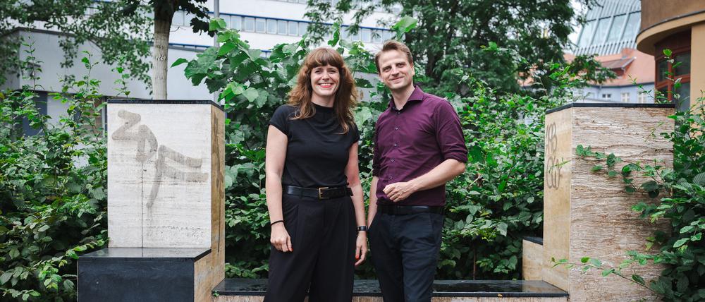 Kerstin Wolter und Maximilian Schirmer, Doppelspitze Die Linke Landesverband Berlin fotografiert vor und im Karl-Liebknecht-Haus.