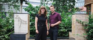 Kerstin Wolter und Maximilian Schirmer, Doppelspitze Die Linke Landesverband Berlin fotografiert vor und im Karl-Liebknecht-Haus.
