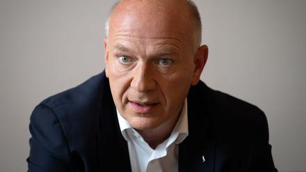 Berlins Regierender Bürgermeister Kai Wegner will viele CSD-Wagen besuchen.  