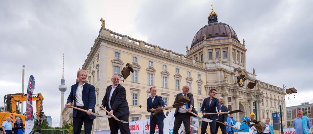 Jetzt geht es los: Die Freitreppe am Spreekanal wird gebaut.