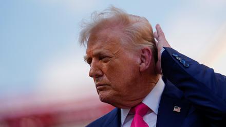 US-Präsident Donald Trump streicht sich durch die Haare (Symbolbild).
