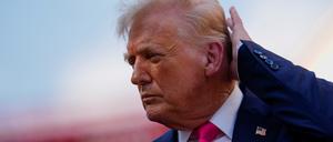 US-Präsident Donald Trump streicht sich durch die Haare (Symbolbild).