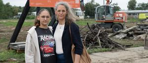 Das Grundstück der Schule Insel Gartenfeld in Spandau, davor Mutter Claudia und Tochter Clara