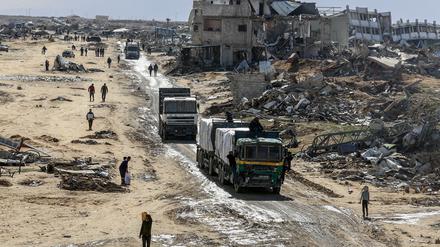 Lastwagen mit humanitärer Hilfe des Hilfswerks der Vereinten Nationen für Palästinaflüchtlinge im Nahen Osten (UNRWA) fahren am Kerem-Schalom-Übergang von Ägypten in den Gazastreifen ein.