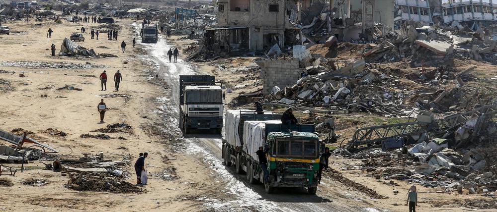 Lastwagen mit humanitärer Hilfe des Hilfswerks der Vereinten Nationen für Palästinaflüchtlinge im Nahen Osten (UNRWA) fahren am Kerem-Schalom-Übergang von Ägypten in den Gazastreifen ein.