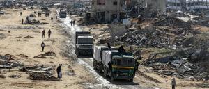 Lastwagen mit humanitärer Hilfe des Hilfswerks der Vereinten Nationen für Palästinaflüchtlinge im Nahen Osten (UNRWA) fahren am Kerem-Schalom-Übergang von Ägypten in den Gazastreifen ein.