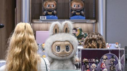 25.07.2025, Berlin: Eine große Labubu-Plüschfigur steht bei der Eröffnung im ersten Labubu-Store Deutschlands im Alexa Einkaufscenter. Der chinesische Hersteller und Händler Pop Mart ist vor allem durch seine Labubu-Plüschfiguren bekannt. Foto: Jens Kalaene/dpa +++ dpa-Bildfunk +++