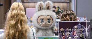 25.07.2025, Berlin: Eine große Labubu-Plüschfigur steht bei der Eröffnung im ersten Labubu-Store Deutschlands im Alexa Einkaufscenter. Der chinesische Hersteller und Händler Pop Mart ist vor allem durch seine Labubu-Plüschfiguren bekannt. Foto: Jens Kalaene/dpa +++ dpa-Bildfunk +++