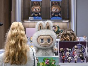 25.07.2025, Berlin: Eine große Labubu-Plüschfigur steht bei der Eröffnung im ersten Labubu-Store Deutschlands im Alexa Einkaufscenter. Der chinesische Hersteller und Händler Pop Mart ist vor allem durch seine Labubu-Plüschfiguren bekannt. Foto: Jens Kalaene/dpa +++ dpa-Bildfunk +++