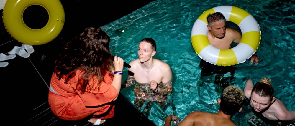 Jonas Monar ist einer von zehn Prominenten, die für das Kindeswohl-Berlin um die Wetter schwimmen.