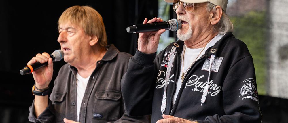 Die Brüder Bernd (l.) und Karl-Heinz Ulrich, bekannt als Schlagerduo „Die Amigos“, schaffen es mit ihrem neuen Album auf den Spitzenplatz. (Archivfoto)
