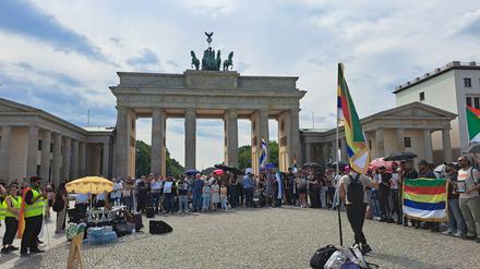 In Berlin treffen sich geflüchtete Drusen und andere Deutsch-Araber regelmäßig zu Demos am Brandenburger Tor.