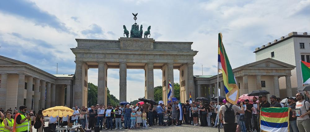 In Berlin treffen sich geflüchtete Drusen und andere Deutsch-Araber regelmäßig zu Demos am Brandenburger Tor.