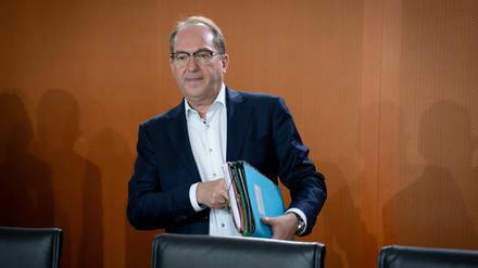 Bundesinnenminister Alexander Dobrindt (CSU) hat die Vergabe von humanitären Visa vorerst gestoppt. 