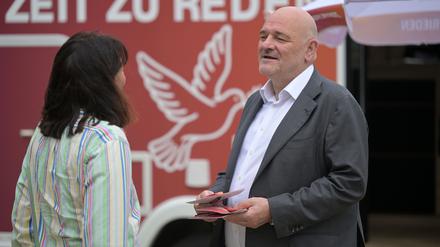 Brandenburgs Finanzminister Robert Crumbach am Freitagnachmittag bei der Aktion „Das Wohnmobil der BSW-Fraktion“ auf dem Stadtplatz im Schlaatz in Potsdam.