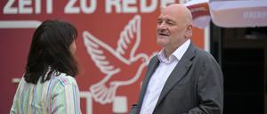 Brandenburgs Finanzminister Robert Crumbach am Freitagnachmittag bei der Aktion „Das Wohnmobil der BSW-Fraktion“ auf dem Stadtplatz im Schlaatz in Potsdam.