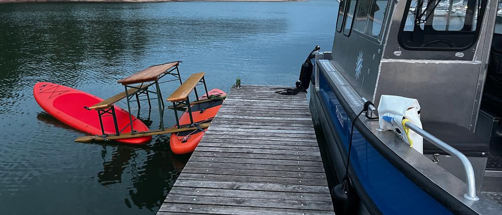 Das Trio war auf einer Konstruktion aus Surfbrettern und einer Bierbank auf dem Brombachsee unterwegs. Bild: Polizei Mittelfranken