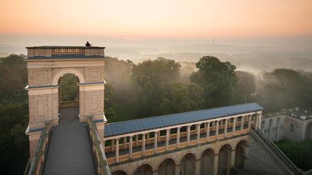 Pfingstbergschloss im Nebel