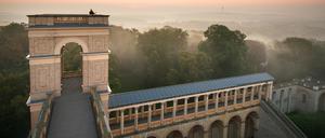 Pfingstbergschloss im Nebel