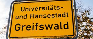 In einer Jugendherberge in Greifswald treffen Berliner und Brandenburger Kinder und Jugendliche aufeinander. Es gibt Vorwürfe, es seien rassistische Äußerungen gefallen. Was genau passiert ist, wollen Schulen und Ministerium klären. 