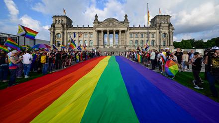 Vor dem Reichstagsgebäude liegt eine 400 Quadratmeter große Regenbogenflagge.