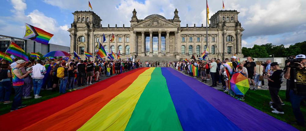 Vor dem Reichstagsgebäude liegt eine 400 Quadratmeter große Regenbogenflagge.
