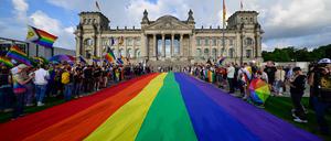 Vor dem Reichstagsgebäude liegt eine 400 Quadratmeter große Regenbogenflagge.