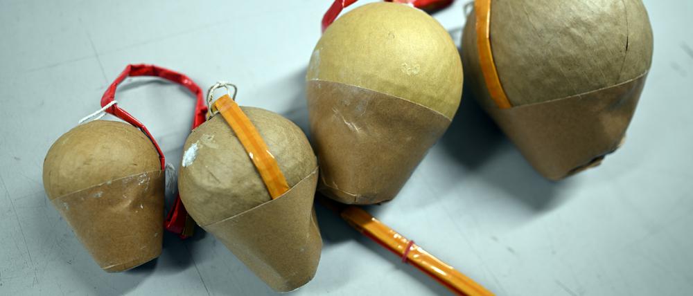 Kugelbomben für professionelles Feuerwerk liegen auf einem Tisch.