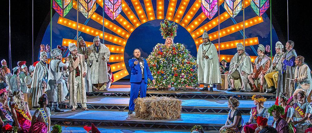 Michael Spyres gewinnt als Stolzing nicht nur seine Eva, sondern auch das Bayreuther Publikum. Über ihm - auf dem Handout-Bild abgeschnitten - fliegt eine bunte Kuh.