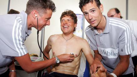 Die damaligen deutschen Radprofis Patrik Sinkewitz (l-r), Jan Ullrich und Andreas Klöden vom T-Mobile-Team albern herum bei einer medizinischen Untersuchung vor dem Start der Tour de France 2006.