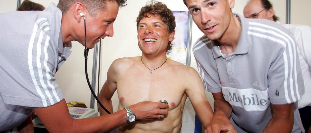 Die damaligen deutschen Radprofis Patrik Sinkewitz (l-r), Jan Ullrich und Andreas Klöden vom T-Mobile-Team albern herum bei einer medizinischen Untersuchung vor dem Start der Tour de France 2006.