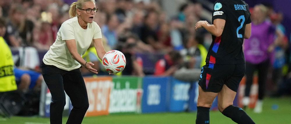 Auf Ballhöhe: Englands Trainerin Sarina Wiegman.