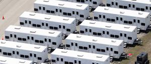 Container im Abschiebelager „Alligator Alcatraz“ in Ochopee/Florida. Menschenrechtsorganisationen kritisieren die Zustände in der Haftanstalt. 
