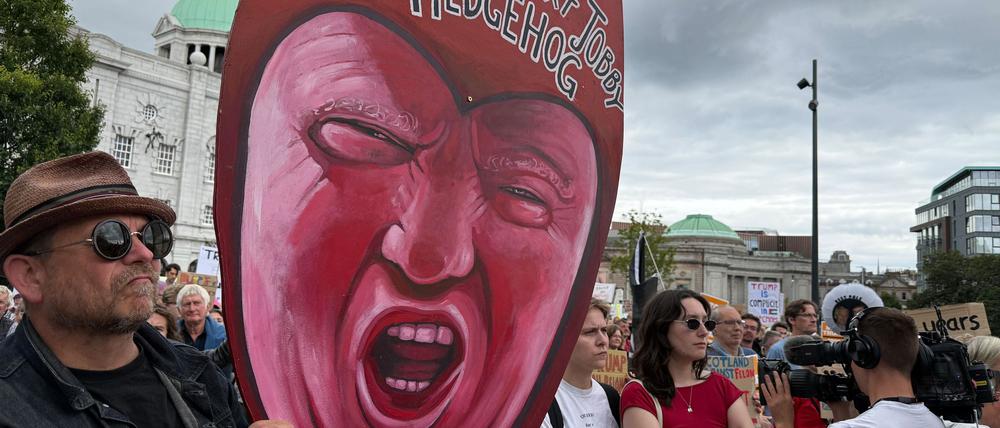 Zahlreiche Menschen protestieren gegen Donald Trump
