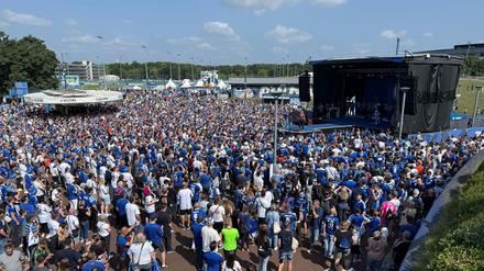 Gewaltiger Fan-Zuspruch am „Schalke-Tach“