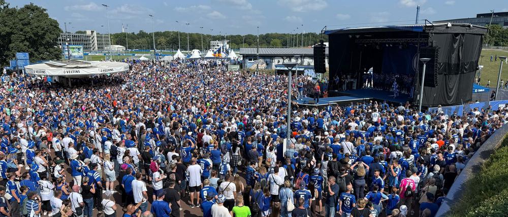 Gewaltiger Fan-Zuspruch am „Schalke-Tach“