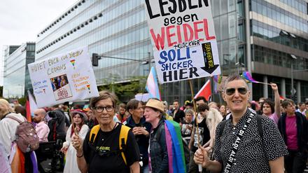 „Lesben gegen Weidel“ steht auf einem Plakat beim CSD in Berlin.