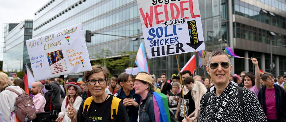 „Lesben gegen Weidel“ steht auf einem Plakat beim CSD in Berlin.