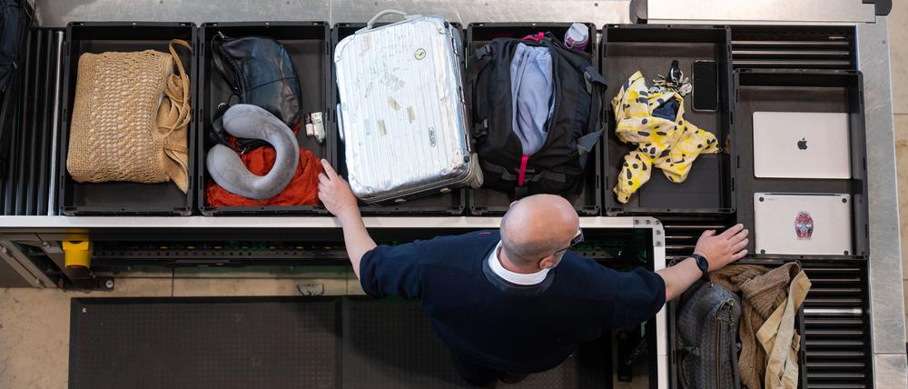 Sicherheitskontrolle am Flughafen BER: Bald sollen größere Mengen Flüssigkeit erlaubt sein.