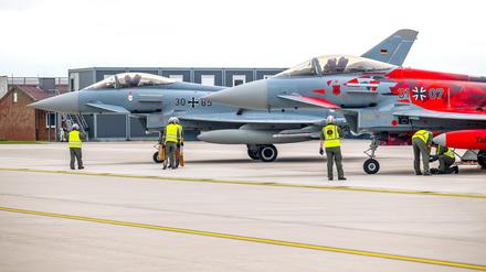Zwei Eurofighter stehen auf dem Flugplatz Wittmundhafen. 