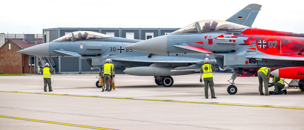 Zwei Eurofighter stehen auf dem Flugplatz Wittmundhafen. 